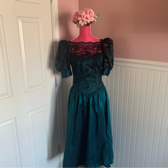 None Dresses & Skirts - Unbranded Emerald Green and Black Taffeta and Lace 80’s Tea Length Dress size 4